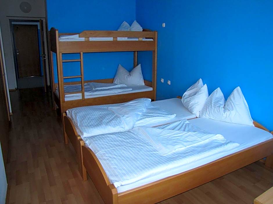 Photo 1 of 6 of Quadruple Room