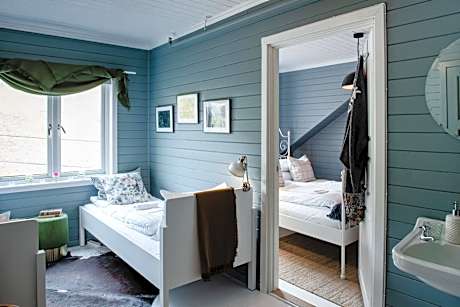 Family Room with Mountain View