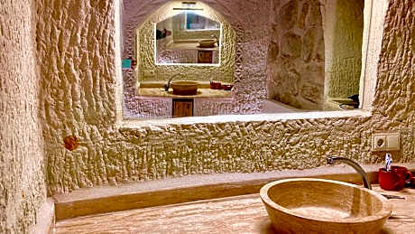 Presidential Cave Suite with Spa Bath