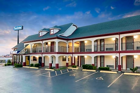 Travelodge Inn & Suites by Wyndham Norman