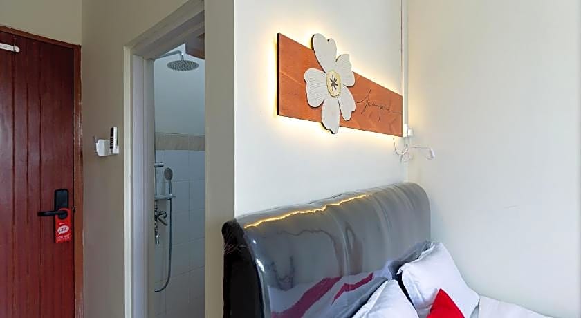 RedDoorz Plus @ Komplek ABC Batu Aji Batam