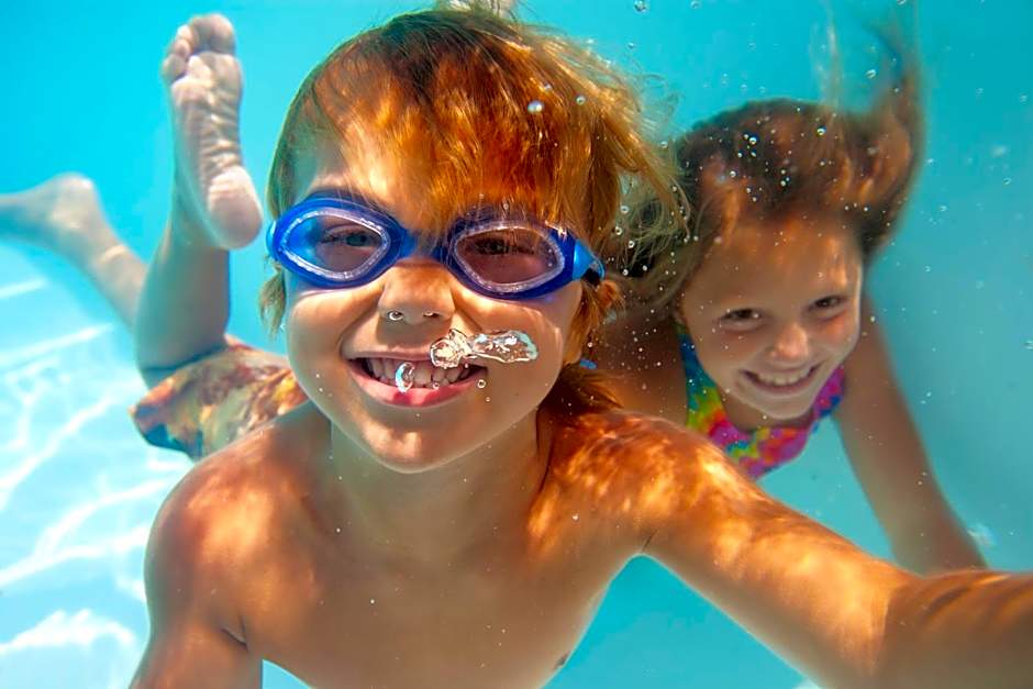 Eden Roc Inn & Suites near the Maingate