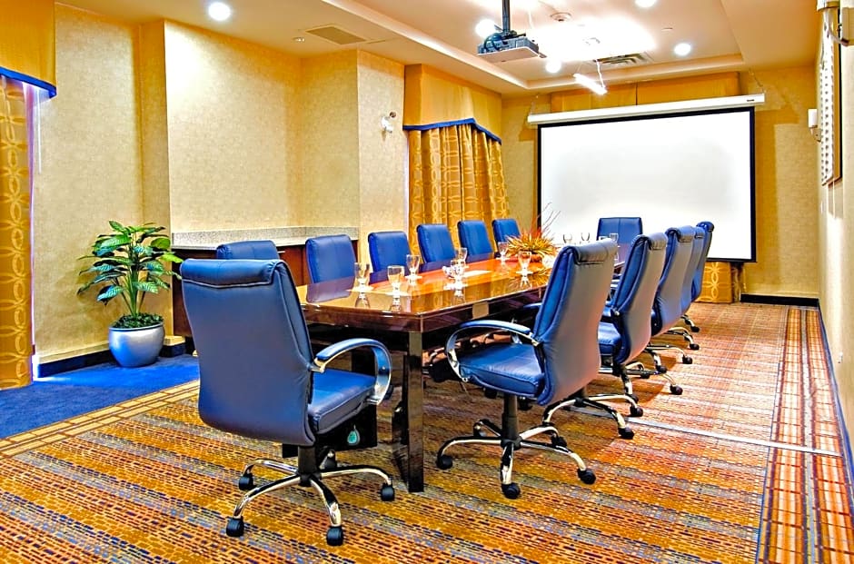 Holiday Inn Express & Suites Riverport Richmond By IHG