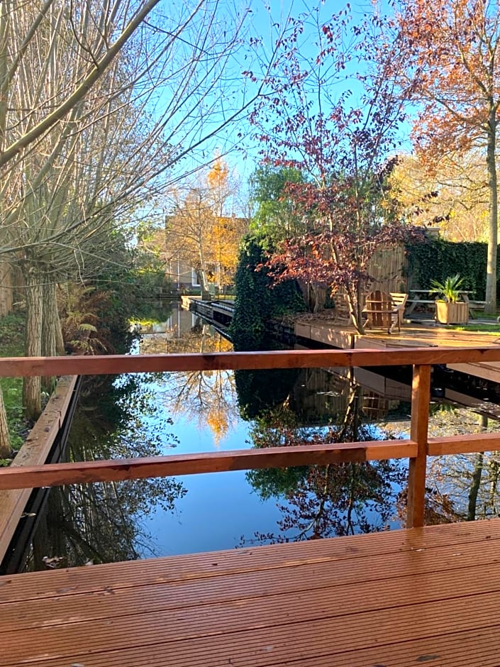 Casa aan de Plas, B&B met sauna en hottub of jacuzzi