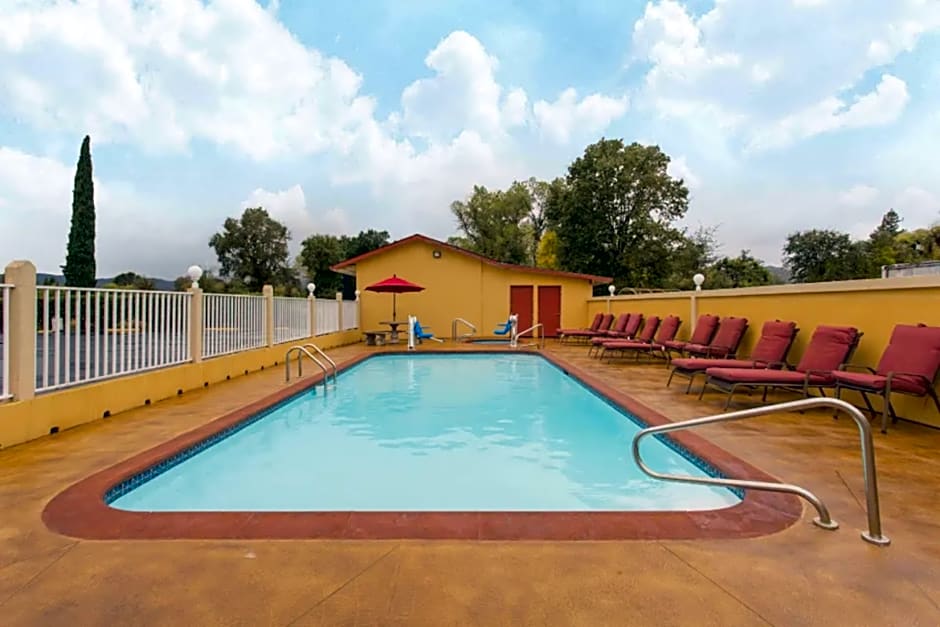 Upper Lake Inn & Suites