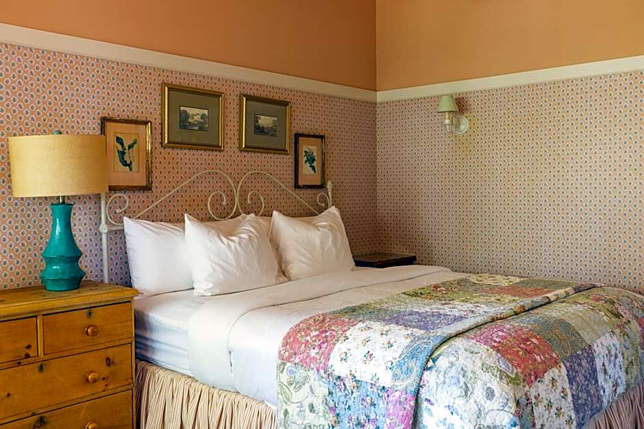 Photo 1 of 6 of Standard 1 King Bed
