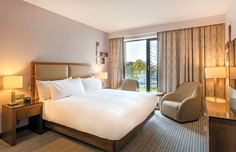  TWIN DELUXE ROOM WITH RIVER VIEW - COMP HSIA/HILTON SERENITY BED/37 SQM - 55INCH 4K LCD TV MULTI LANGUAGE/LAPTOP SAFE -