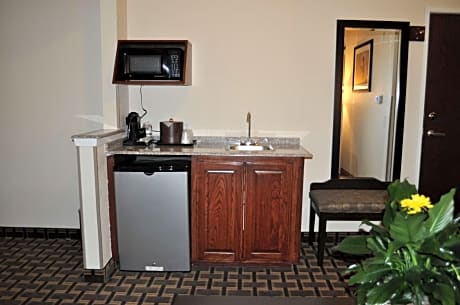King Room with Roll-In Shower - Mobility Accessible/Non-Smoking