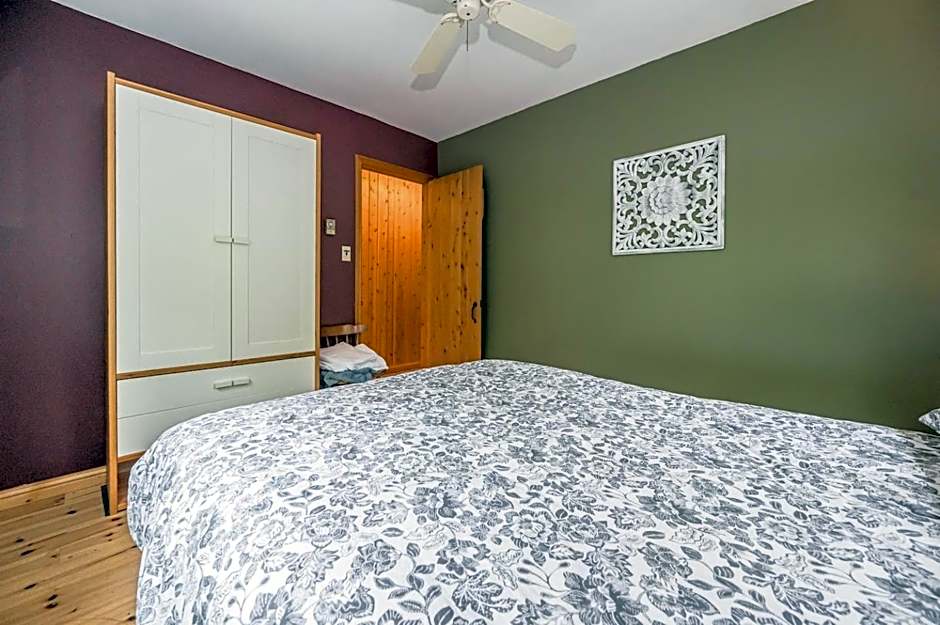 Rustic cabin w Games near Lake & National Park