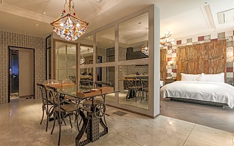 Signature Royal Cabana Suite