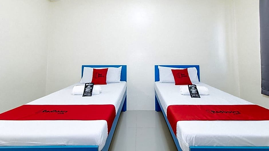 RedDoorz @ Insular Square Mandaue City