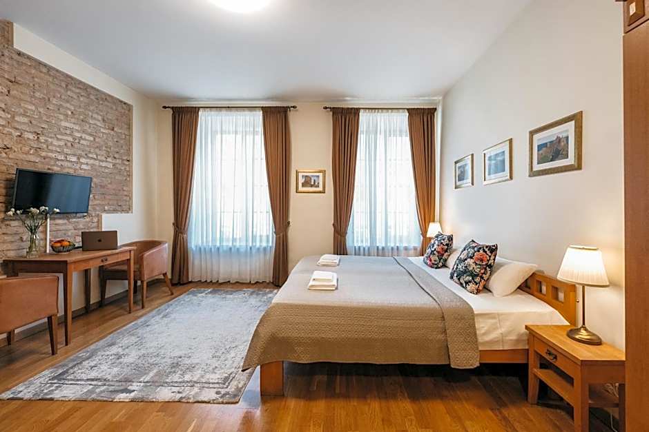 CATHEDRAL Old Town Suites