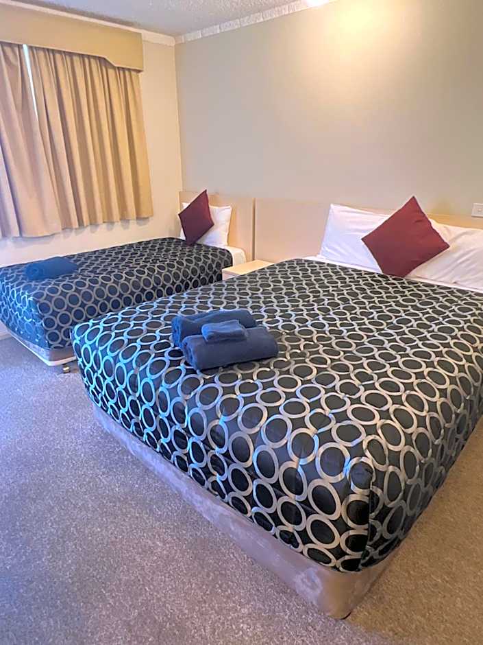 OVERLANDER MOTOR LODGE