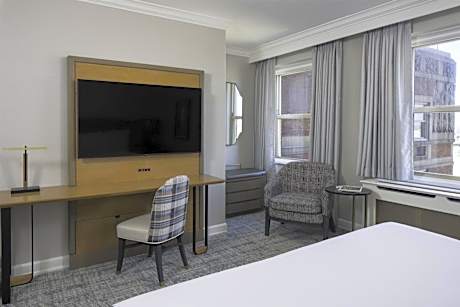 King Room with Roll-In Shower - Mobility Access