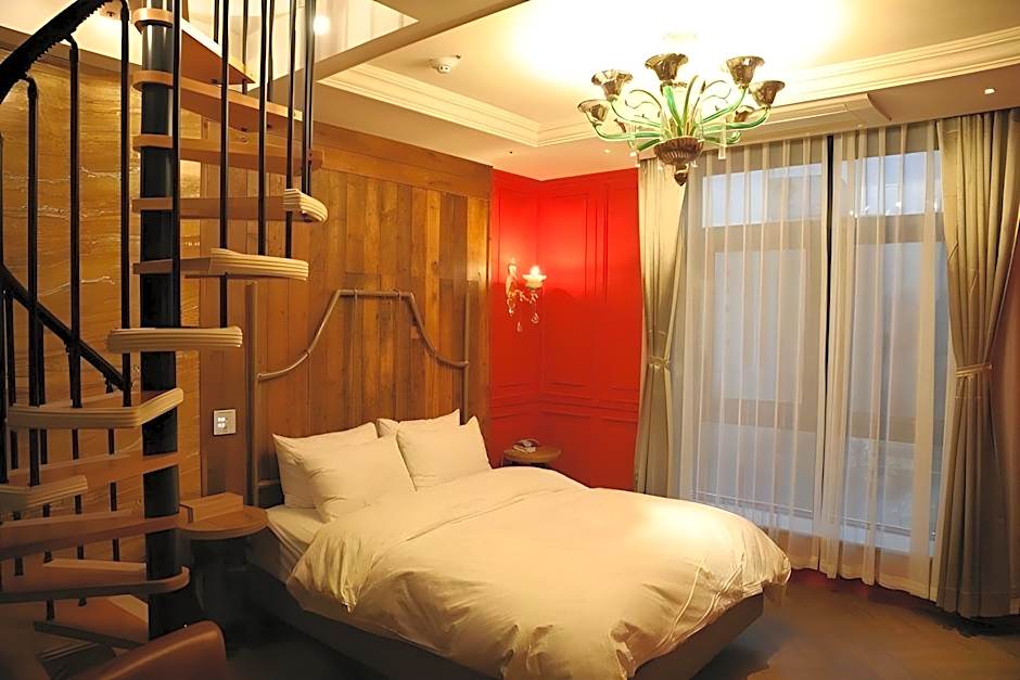 Hotel February Dong Seong Ro