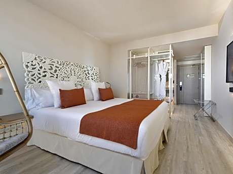 Deluxe Double or Twin Room with lateral Sea View The One Make It Happen