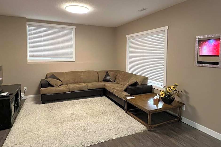 Spacious Private Walkout Entire Suite Close to YYC, DT, Shops, Stampede & Mountains with many Amenities in Panorama Hills NW - 4 Can Sleep