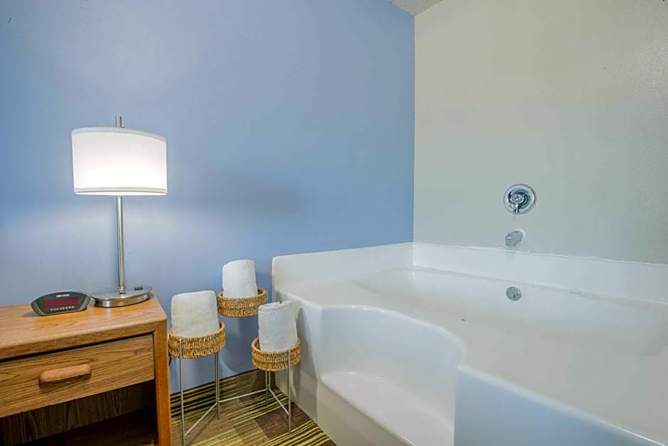 Super 8 by Wyndham Toledo