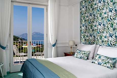 Classic Triple Room with Sea View