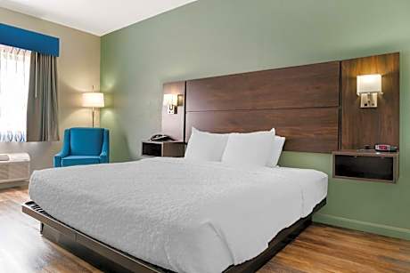 King Room with Roll-In Shower - Disability Access