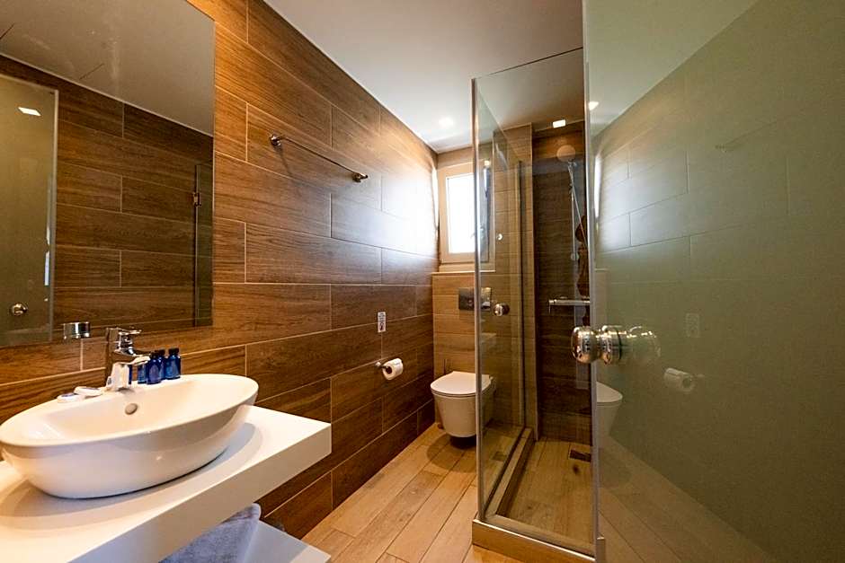 Cavos Bay Hotel & Studios