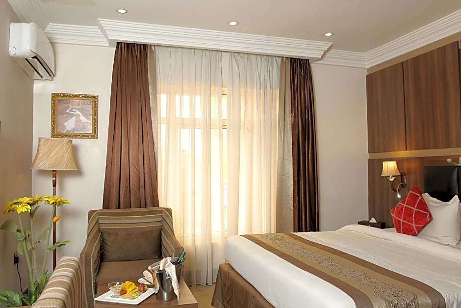 Pious Court Hotel 