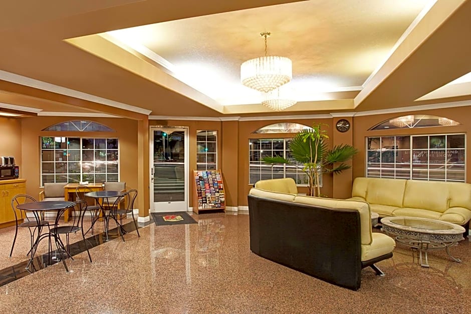Super 8 by Wyndham Los Angeles Downtown