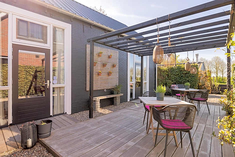 Thús yn Hantum Vakantiehuisje met hottub in Friesland