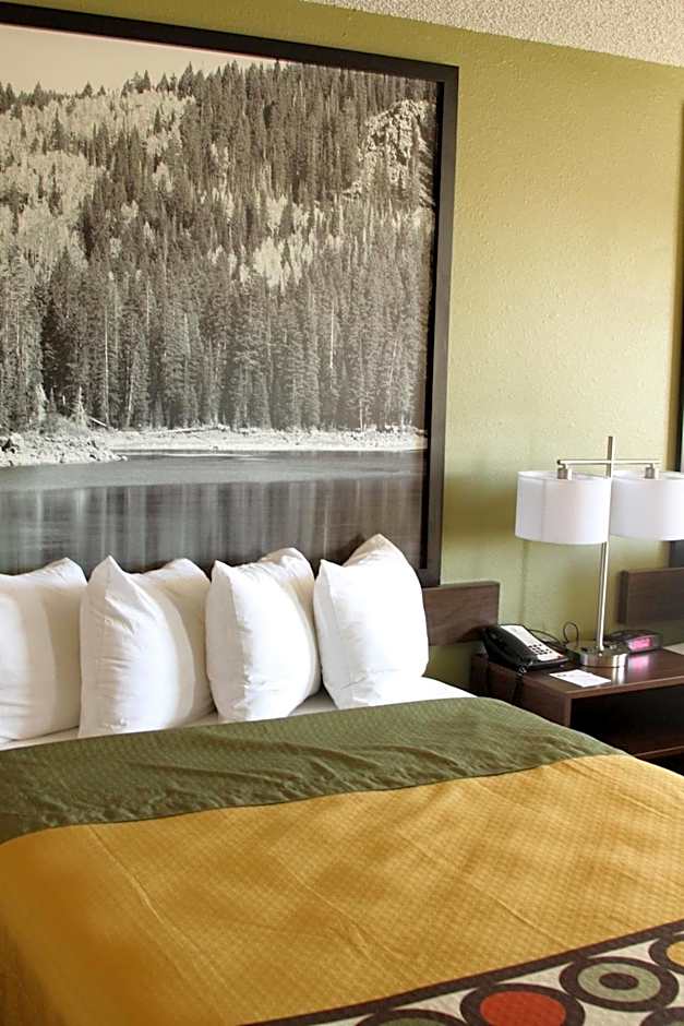 Super 8 by Wyndham Montrose