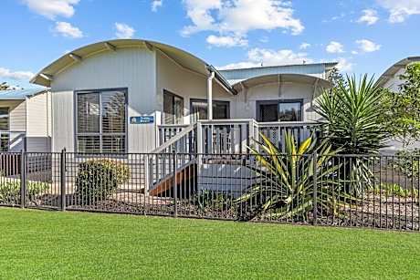 Deluxe Spa Two-Bedroom Cabin