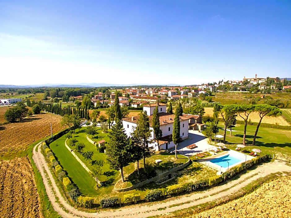 Farmhouse with swimming pool surrounded by greenery just 20 minutes from Arezzo