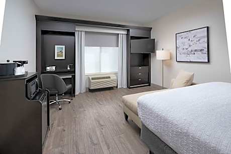 King Room with Accessible Tub - Mobility and Hearing Access/Non-Smoking
