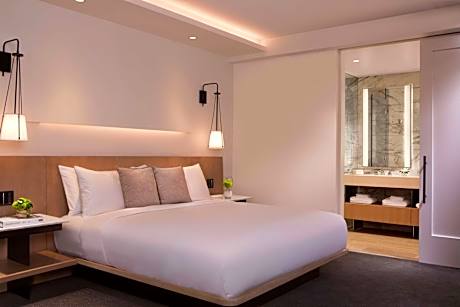 Club King Studio Suite