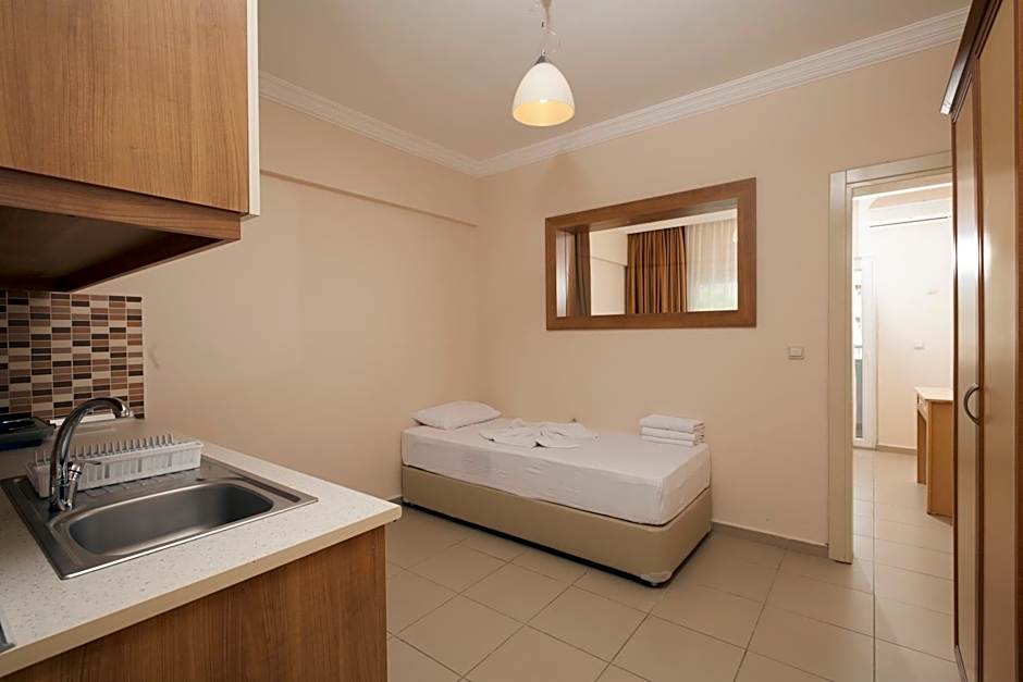 Catty Cats Garden Hotel