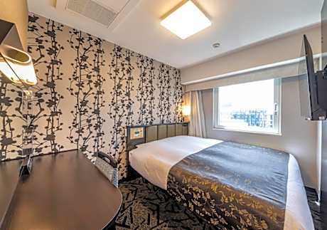 Queen Room with Public Bath Access (Central  Tower) - Non-Smoking