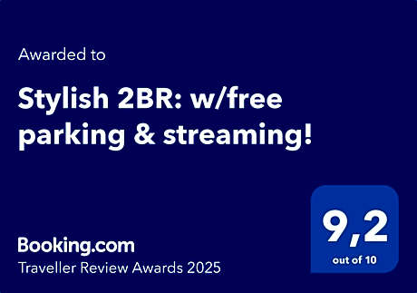 Stylish 2BR: w/free parking & streaming!