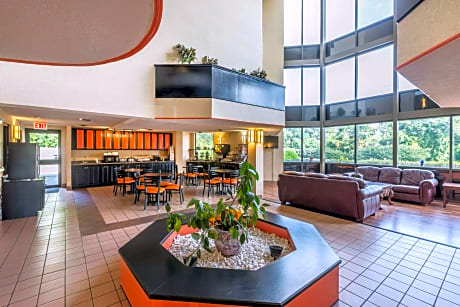 1 King Bed, Suite, Nonsmoking, Upgrade