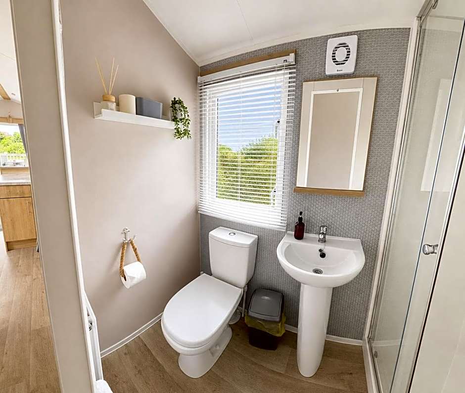 Tide & Anchor - Newperran 102