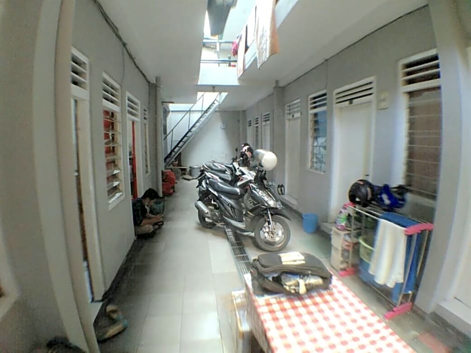 Hannah House - Female Room Only by ZUZU