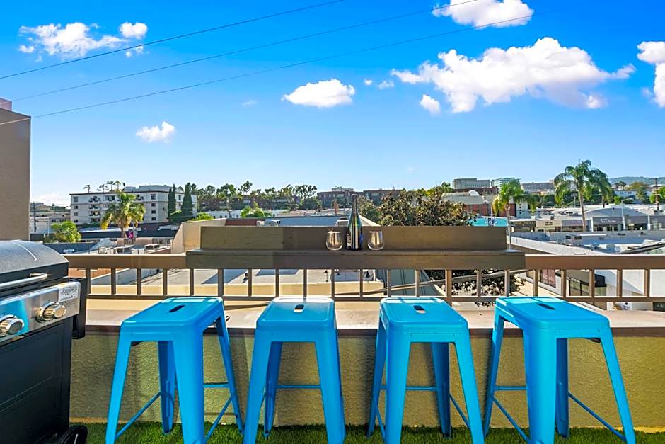 Beverly Hills Penthouse 2 BR Apt with Parking 407