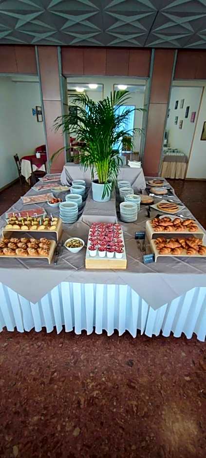 B&B Promenade Hotel Simple con Piscina