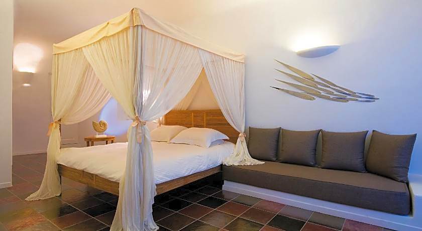 White Santorini Suites & Spa