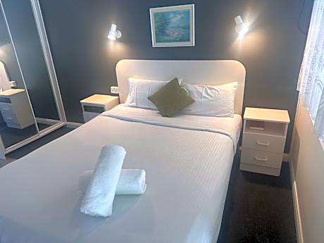 Economy Queen (Non Pet Friendly Room)