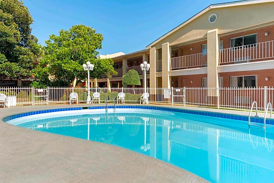 Days Inn by Wyndham Lawton