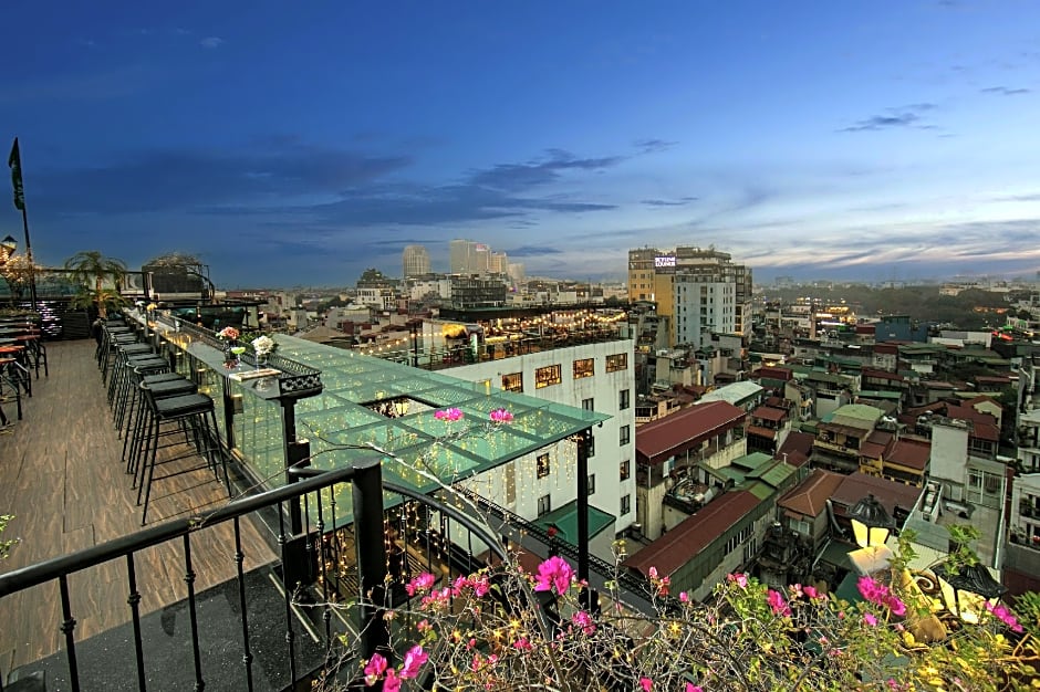 La Mejor Hotel & Sky Bar