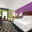 La Quinta Inn & Suites by Wyndham Bridge City