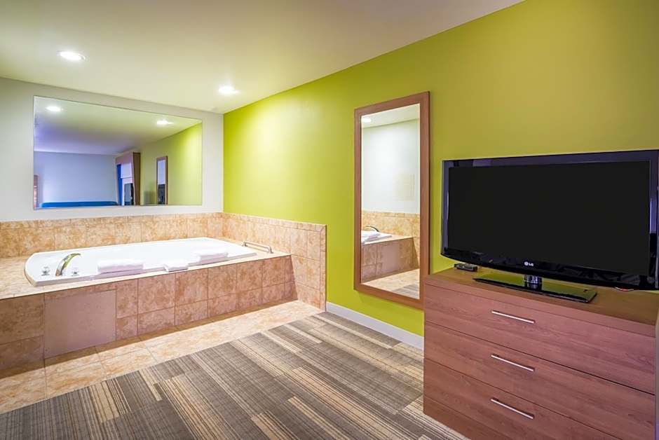 Holiday Inn Express & Suites Rocky Mount Smith Mountain Lake By IHG