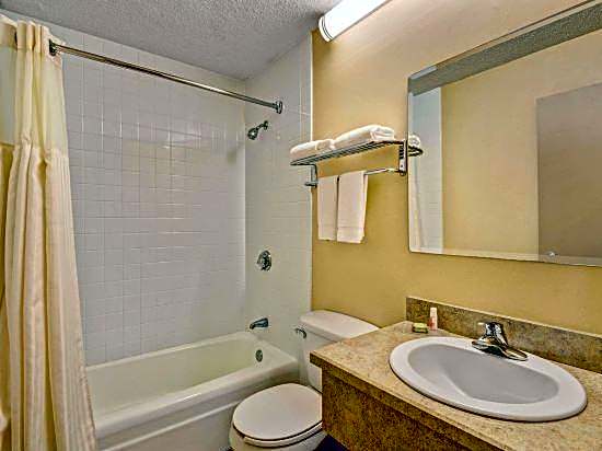 HomeSpring Inn & Studios