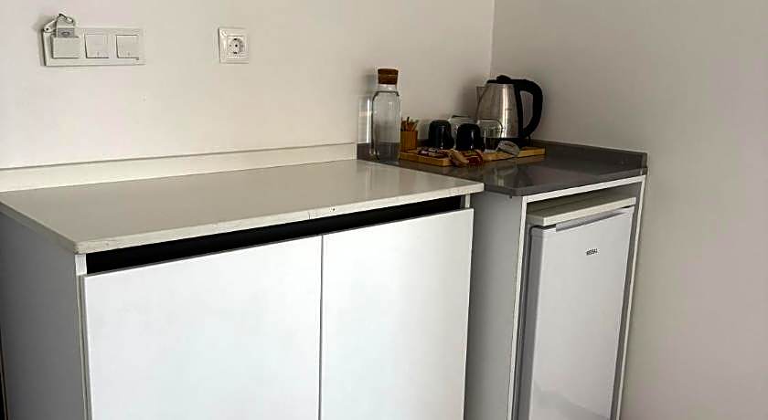 WB WEEKEND HOTEL AND SUITES