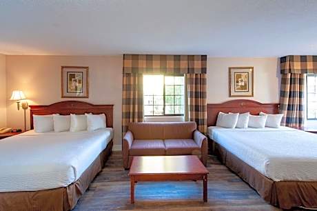 Deluxe King Suite with Two King Beds - Non-Smoking